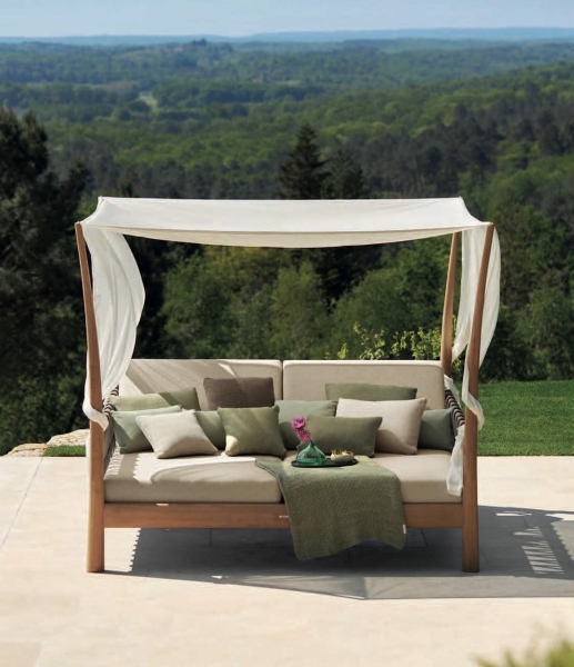 Daybed outdoor en teck avec des coussins très confortable par Royal Botania à Nice 