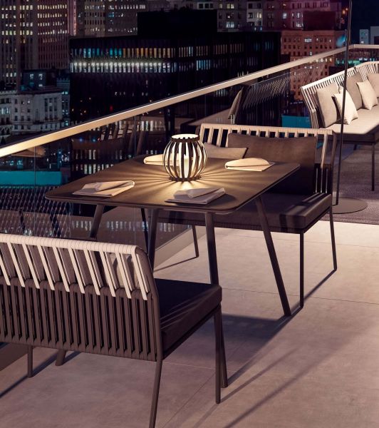 Table de repas en aluminium thermolaqué de la collection Urban par Solpuri à Manhattan